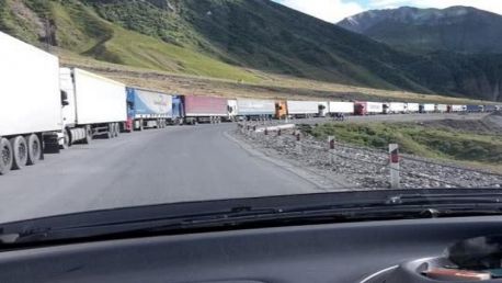 Военно-Грузинскую дорогу закрыли для всех видов транспорта из-за непогоды